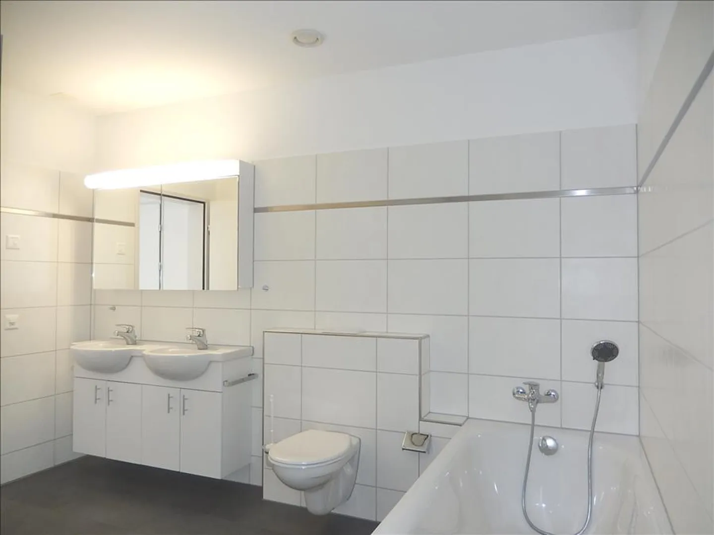 Bright Apartment with Terrace - Photo 5 of 11