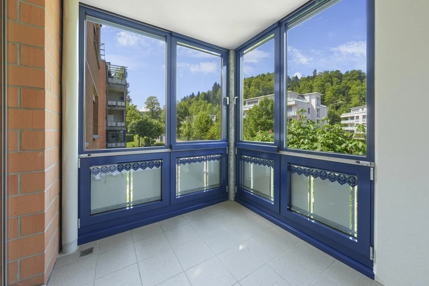 Modernes Apartment mit Balkonen - Foto 8 von 16