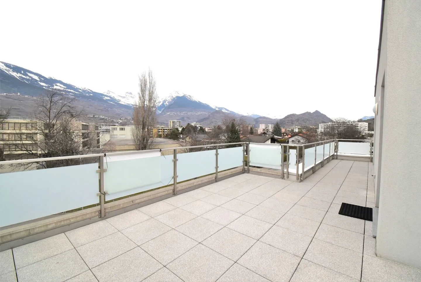 Appartement Charmant avec Terrasse - Photo 6 sur 7