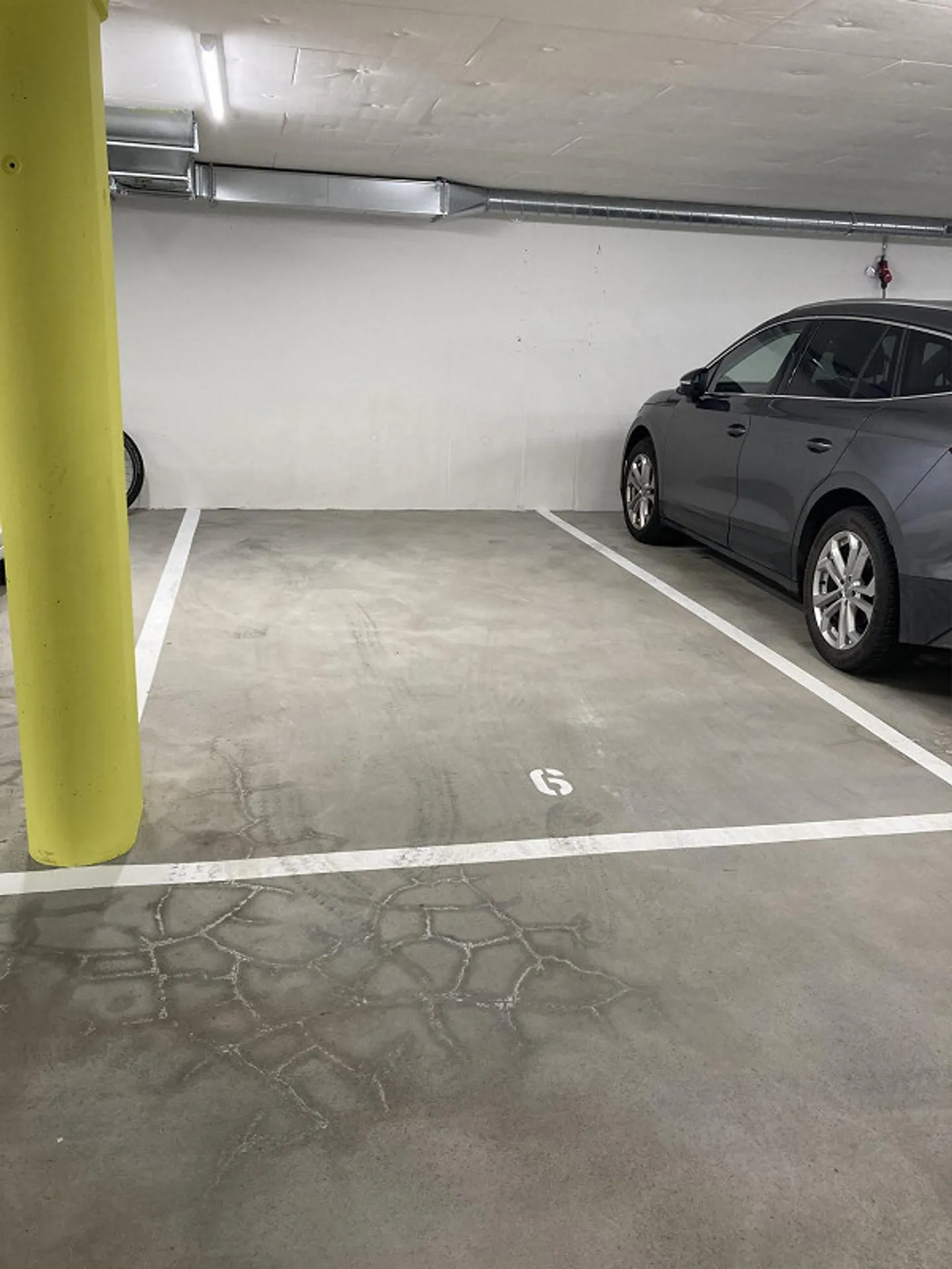 Underground parking spaces for rent - Photo 2 of 2