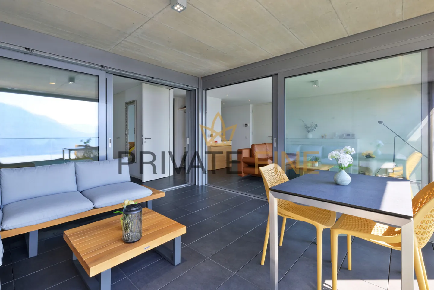 Appartement de 2,5 pièces avec piscine, vue sur le lac et résidence secondaire - Photo 2 sur 15