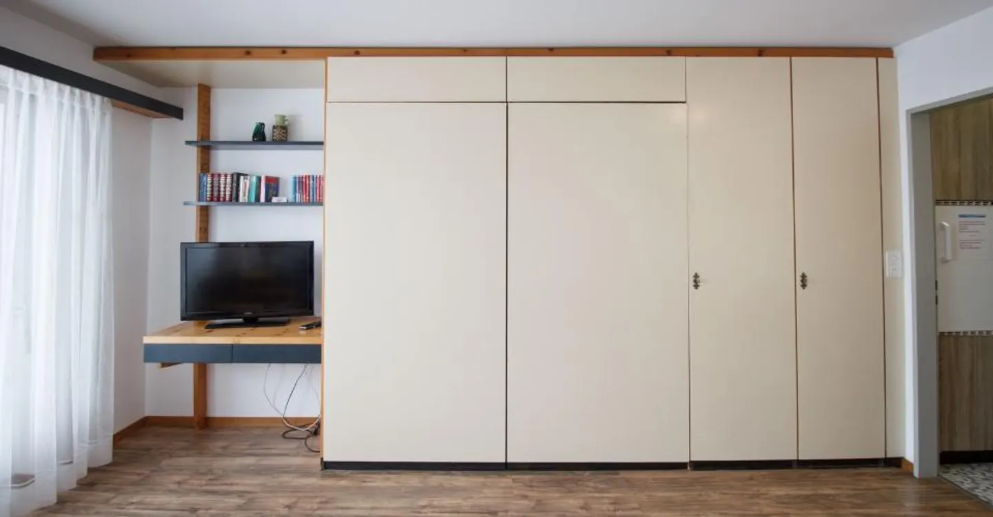 Studio 1.5-03, high-quality 1.5-room apartment with balcony and great view in the center - Photo 2 of 10