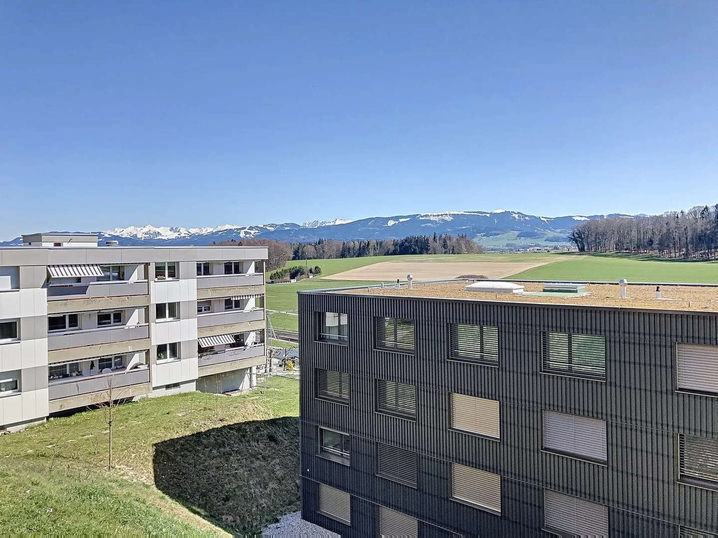 Appartamento luminoso con vista mozzafiato e due balconi! - Foto 8 di 12