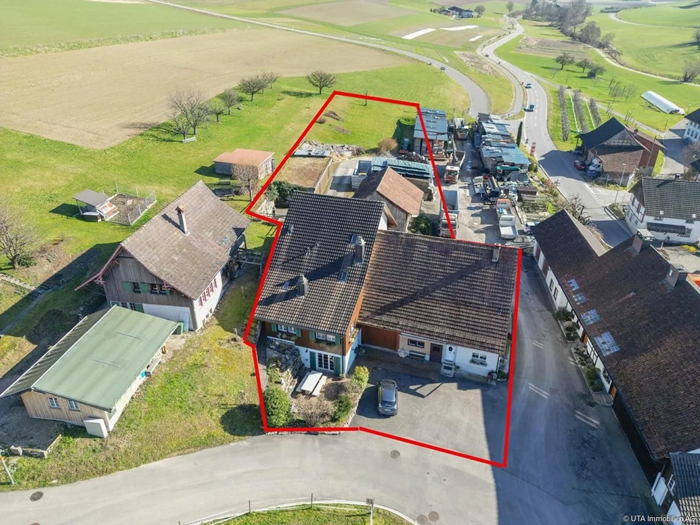 Deux maisons résidentielles et réserve de terrain à bâtir - Photo 1 sur 16
