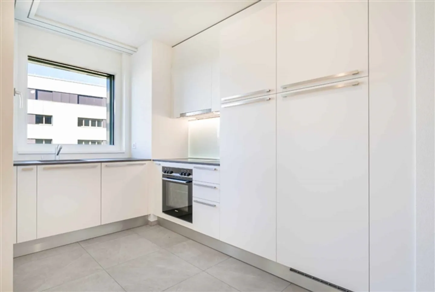 Geräumige 2,5 Zimmer mit Balkon, in der Nähe des Sees und der Universitäten - Foto 2 von 6