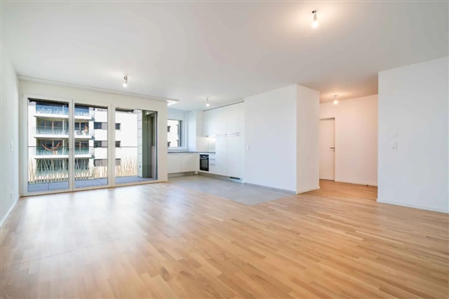 Geräumige 2,5 Zimmer mit Balkon, in der Nähe des Sees und der Universitäten - Foto 1 von 6