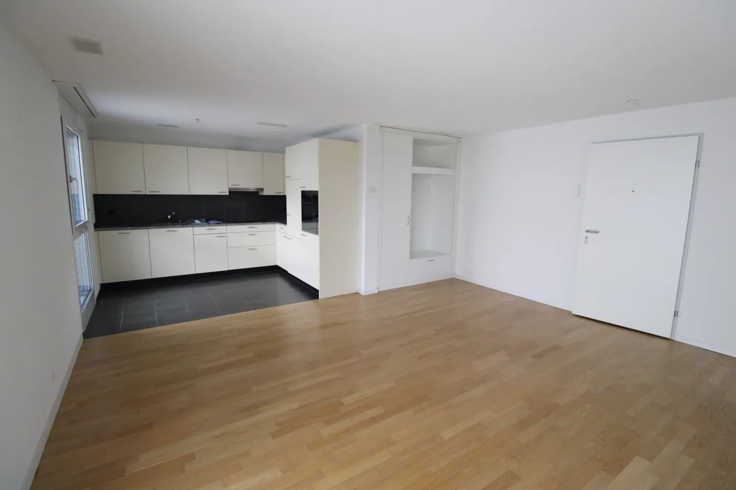 Modern 3.5-room apartment with balcony - Photo 3 of 13