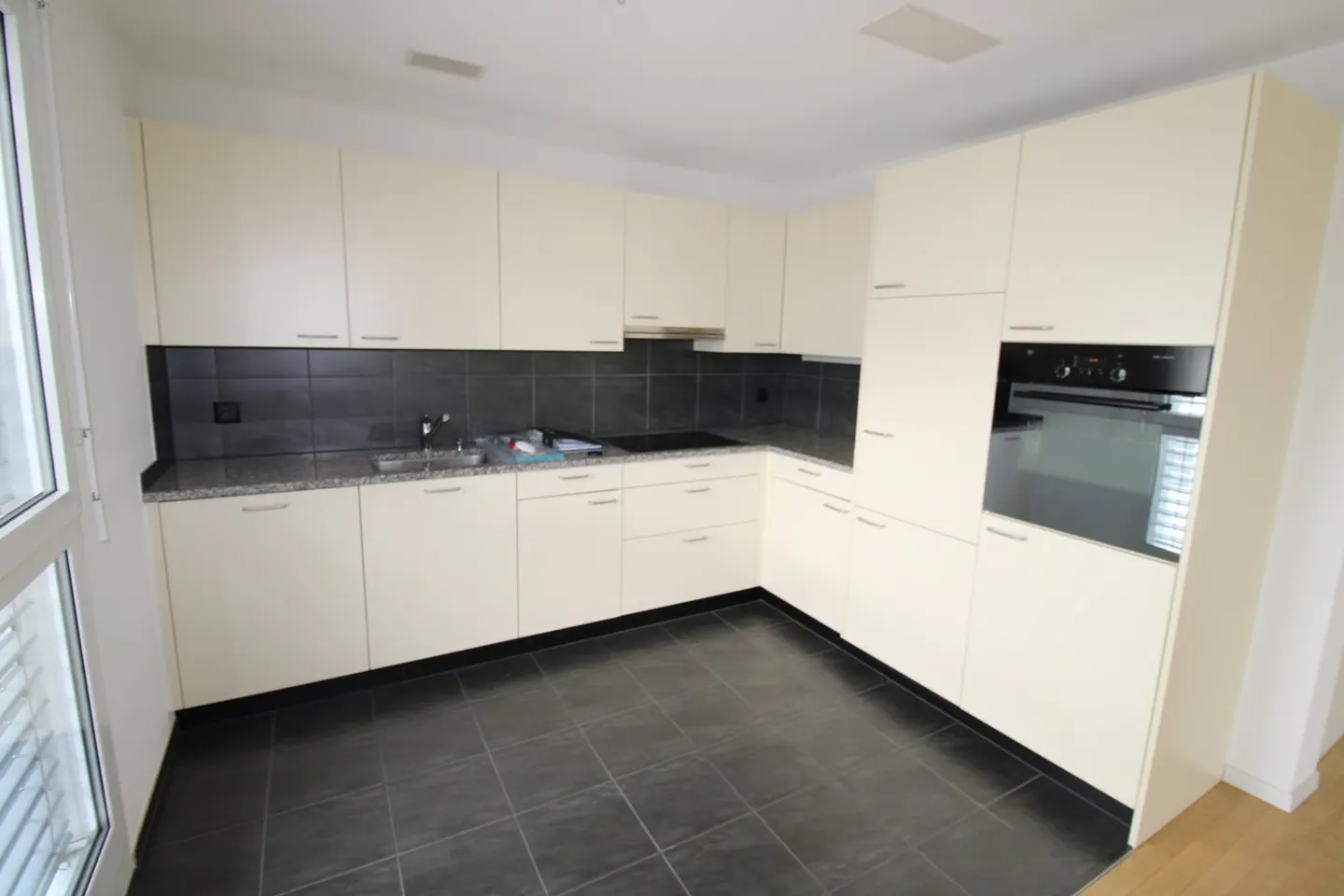Modern 3.5-room apartment with balcony - Photo 4 of 13
