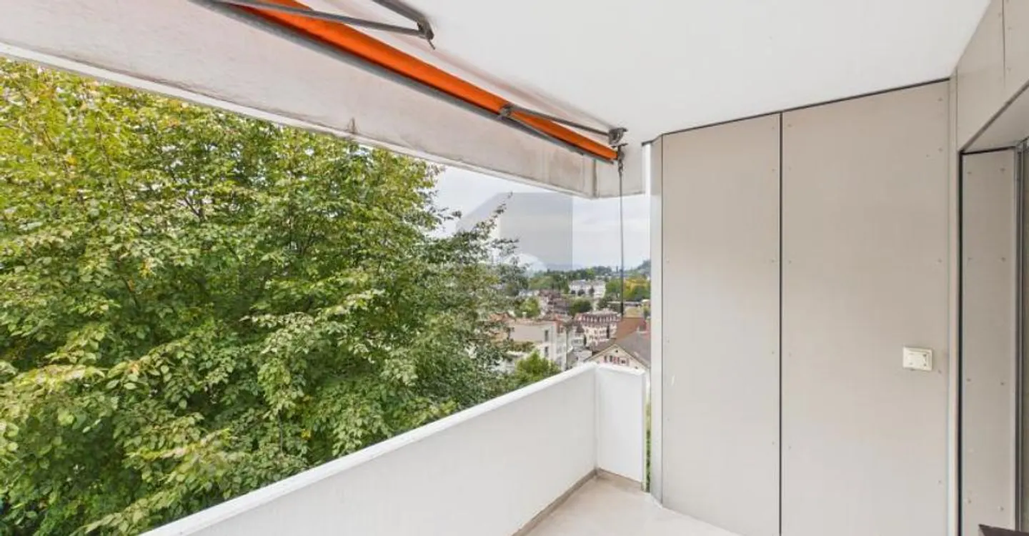 NEU RENOVIERT - GROSSZÜGIGER BALKON UND WEITBLICK - Foto 1 von 6