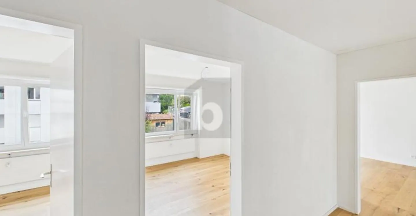 NEU RENOVIERT - GROSSZÜGIGER BALKON UND WEITBLICK - Foto 3 von 6