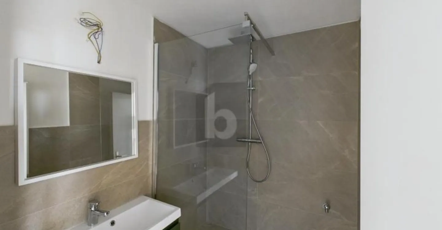 NEU RENOVIERT - GROSSZÜGIGER BALKON UND WEITBLICK - Foto 5 von 6