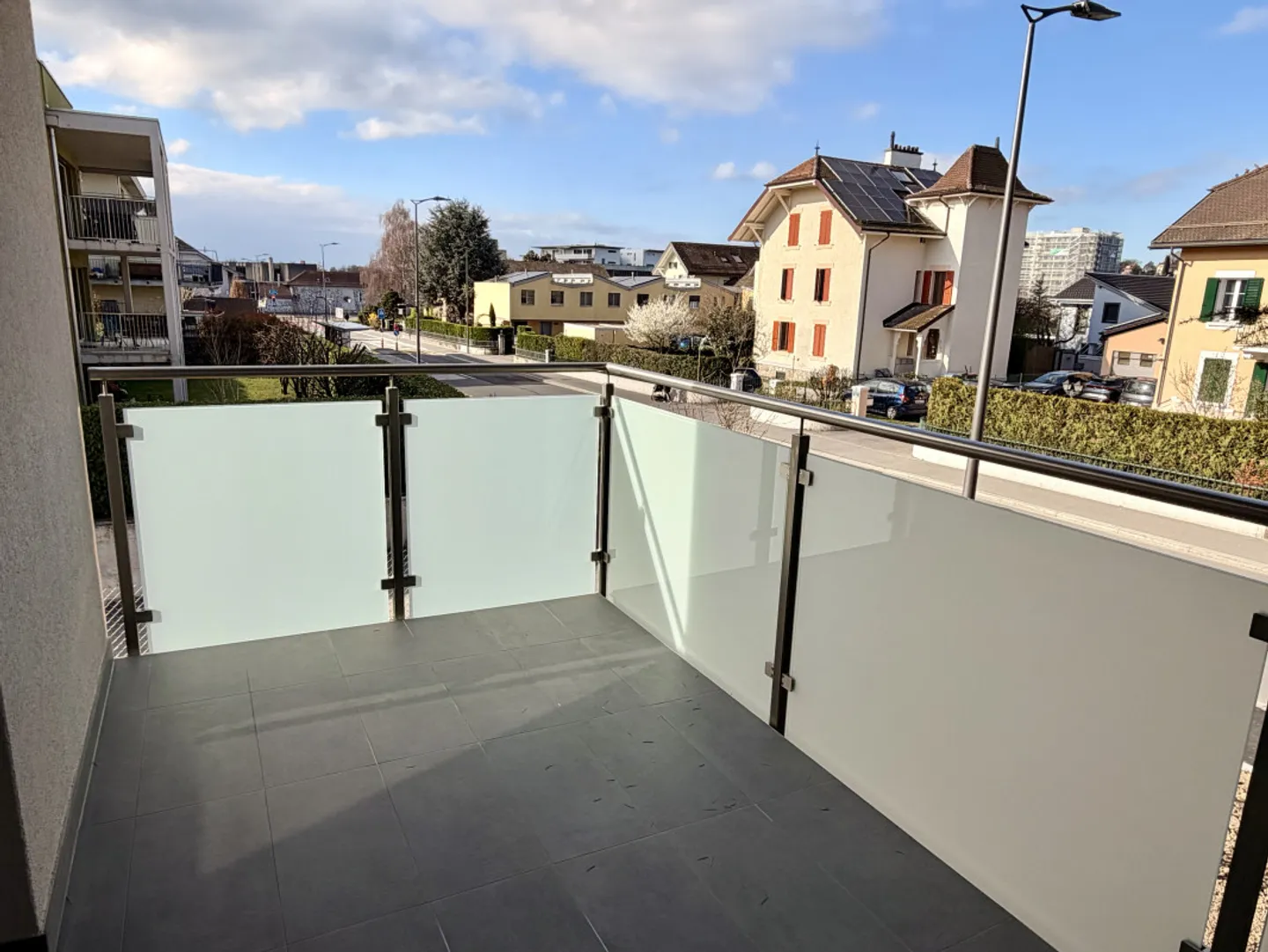 Modern Apartment Near Lausanne - Photo 10 of 13