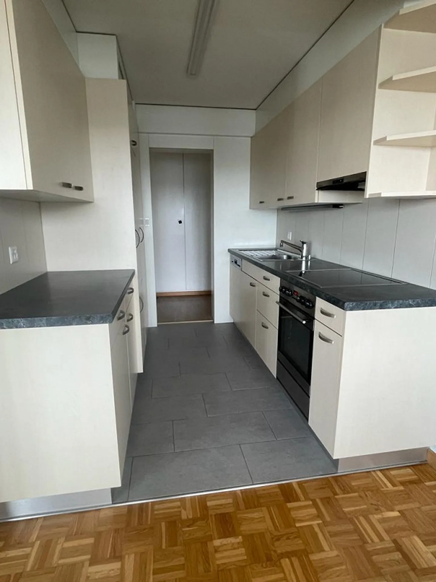 Helle und ruhig gelegene 4,5 Zimmer-Wohnung mit grossem Balkon - Foto 1 von 9