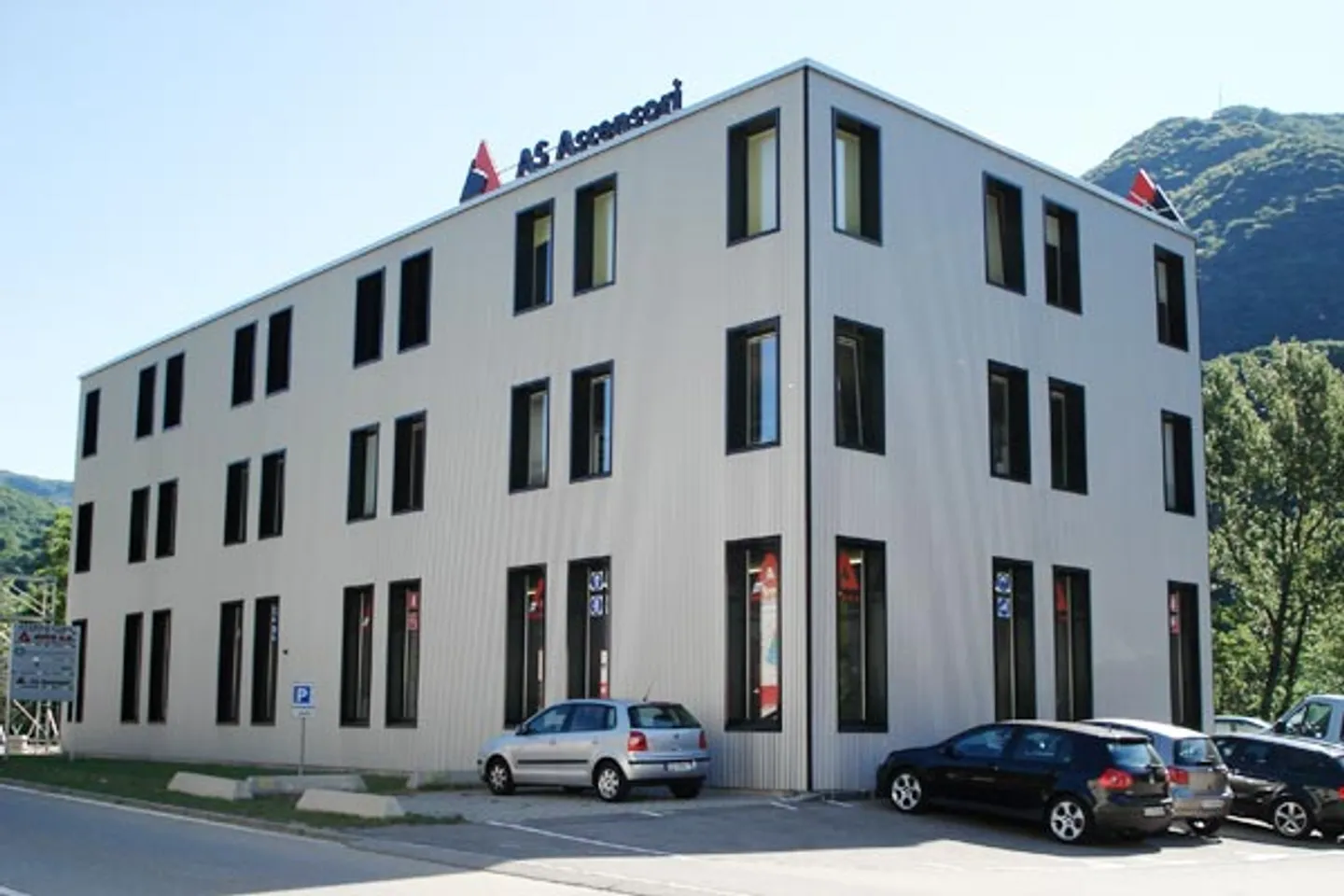 SPACIOUS AND BRIGHT COMMERCIAL/OFFICE OPEN SPACE IN MEZZOVICO - Photo 1 of 5