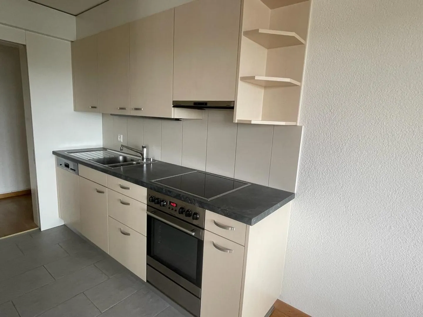 Helle und ruhig gelegene 4,5 Zimmer-Wohnung mit grossem Balkon - Foto 2 von 9