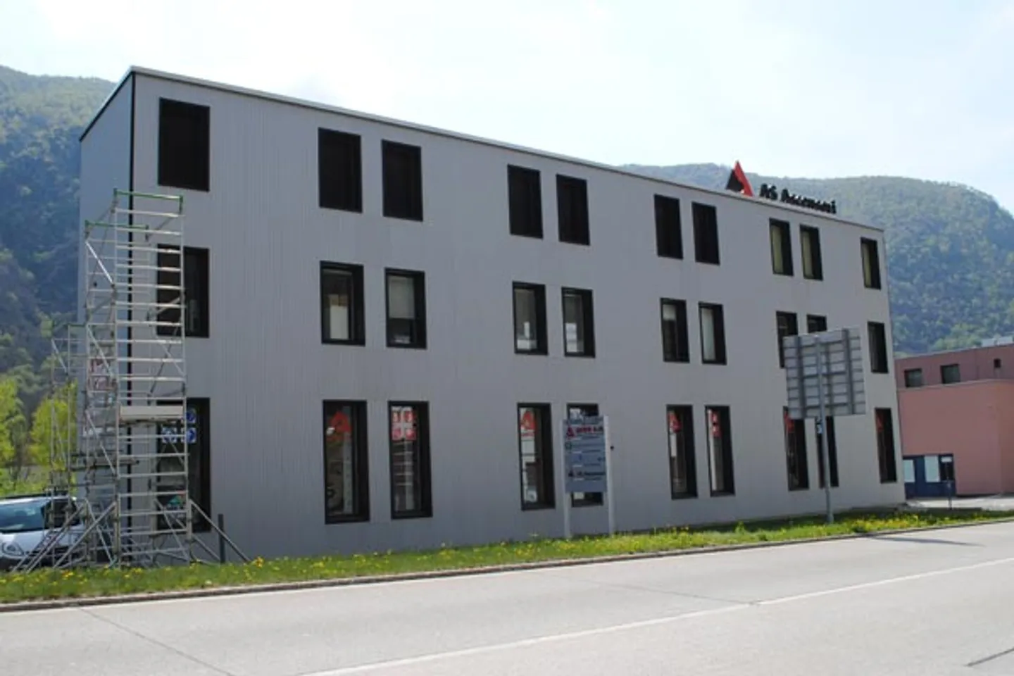 SPACIOUS AND BRIGHT COMMERCIAL/OFFICE OPEN SPACE IN MEZZOVICO - Photo 2 of 5