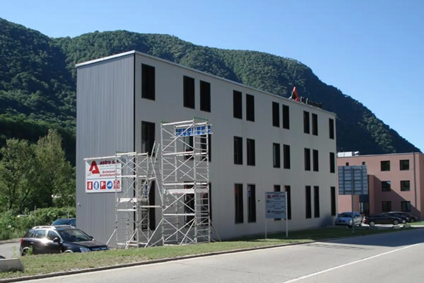 SPACIOUS AND BRIGHT COMMERCIAL/OFFICE OPEN SPACE IN MEZZOVICO - Photo 3 of 5