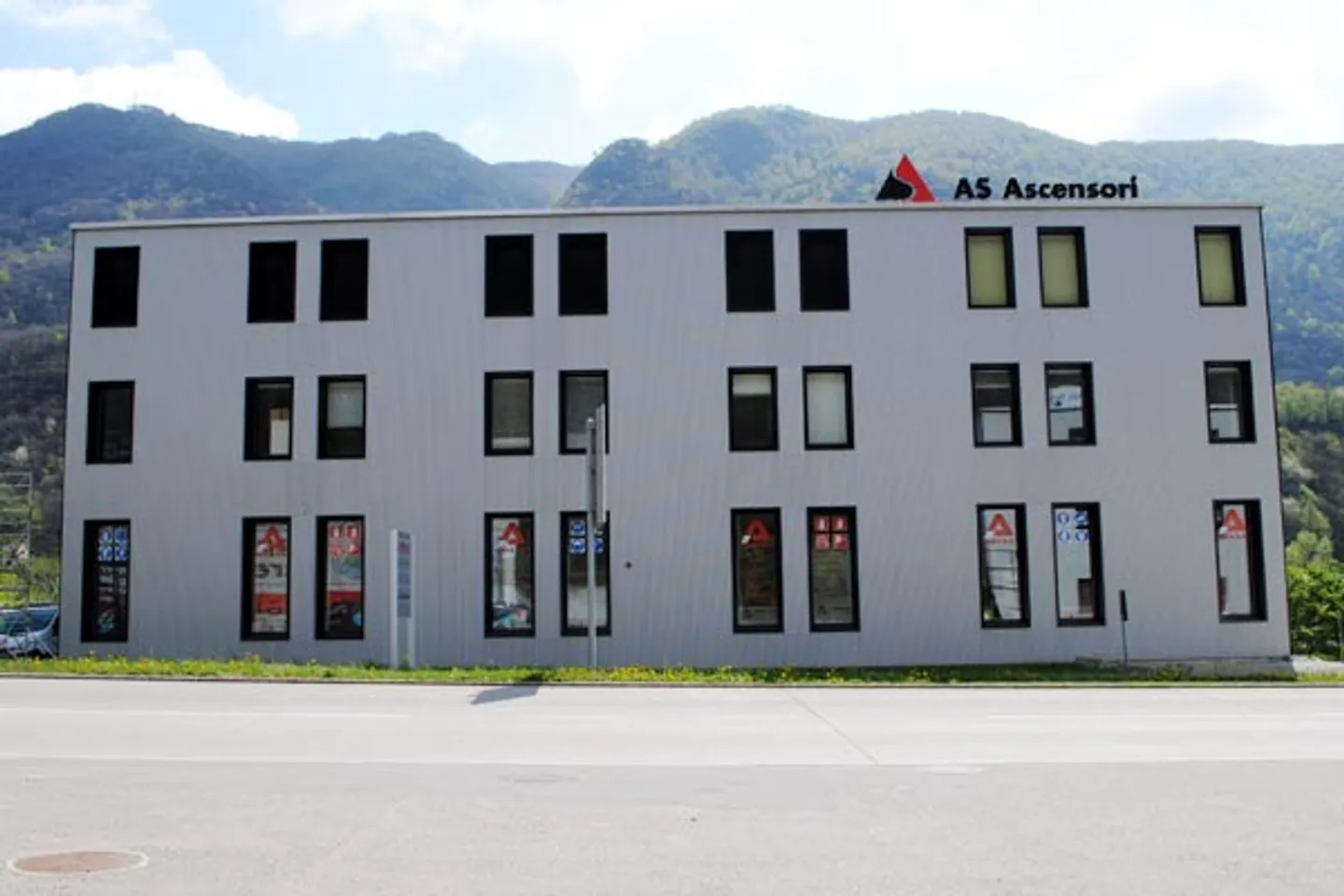 SPACIOUS AND BRIGHT COMMERCIAL/OFFICE OPEN SPACE IN MEZZOVICO - Photo 4 of 5