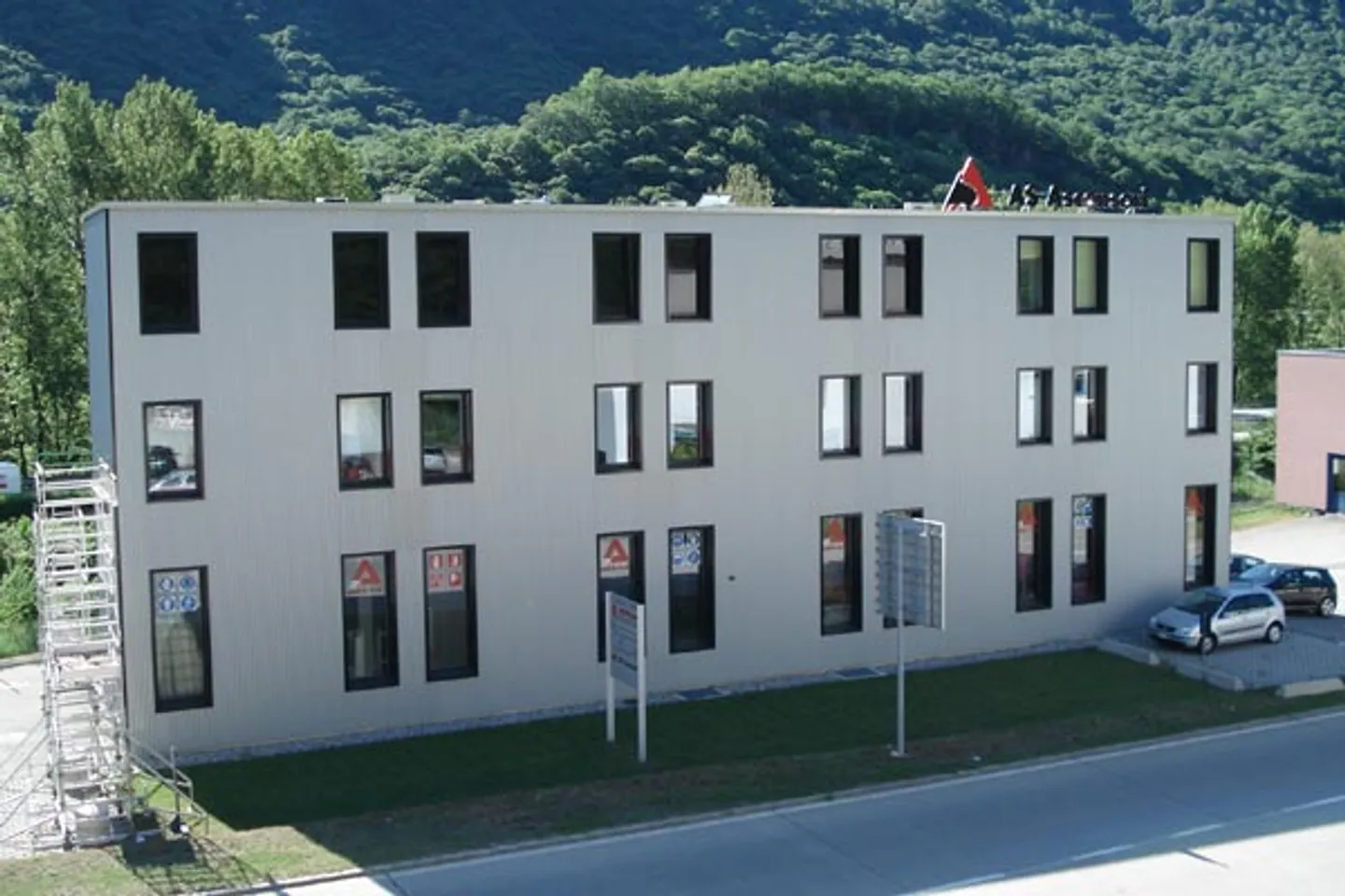 SPACIOUS AND BRIGHT COMMERCIAL/OFFICE OPEN SPACE IN MEZZOVICO - Photo 5 of 5