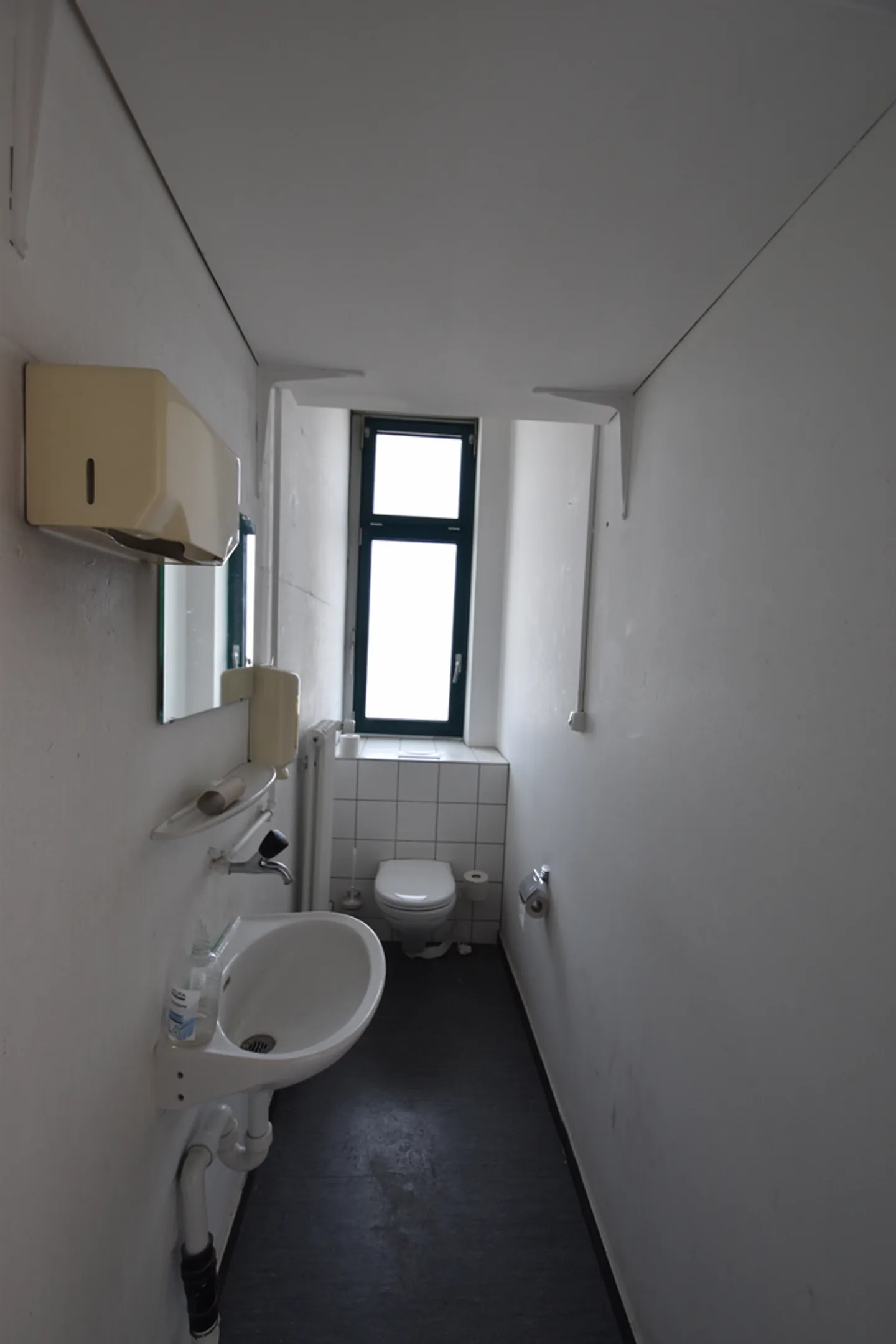 Espace de bureau/commercial attrayant de 198 m2 à Kloten - Photo 6 sur 7