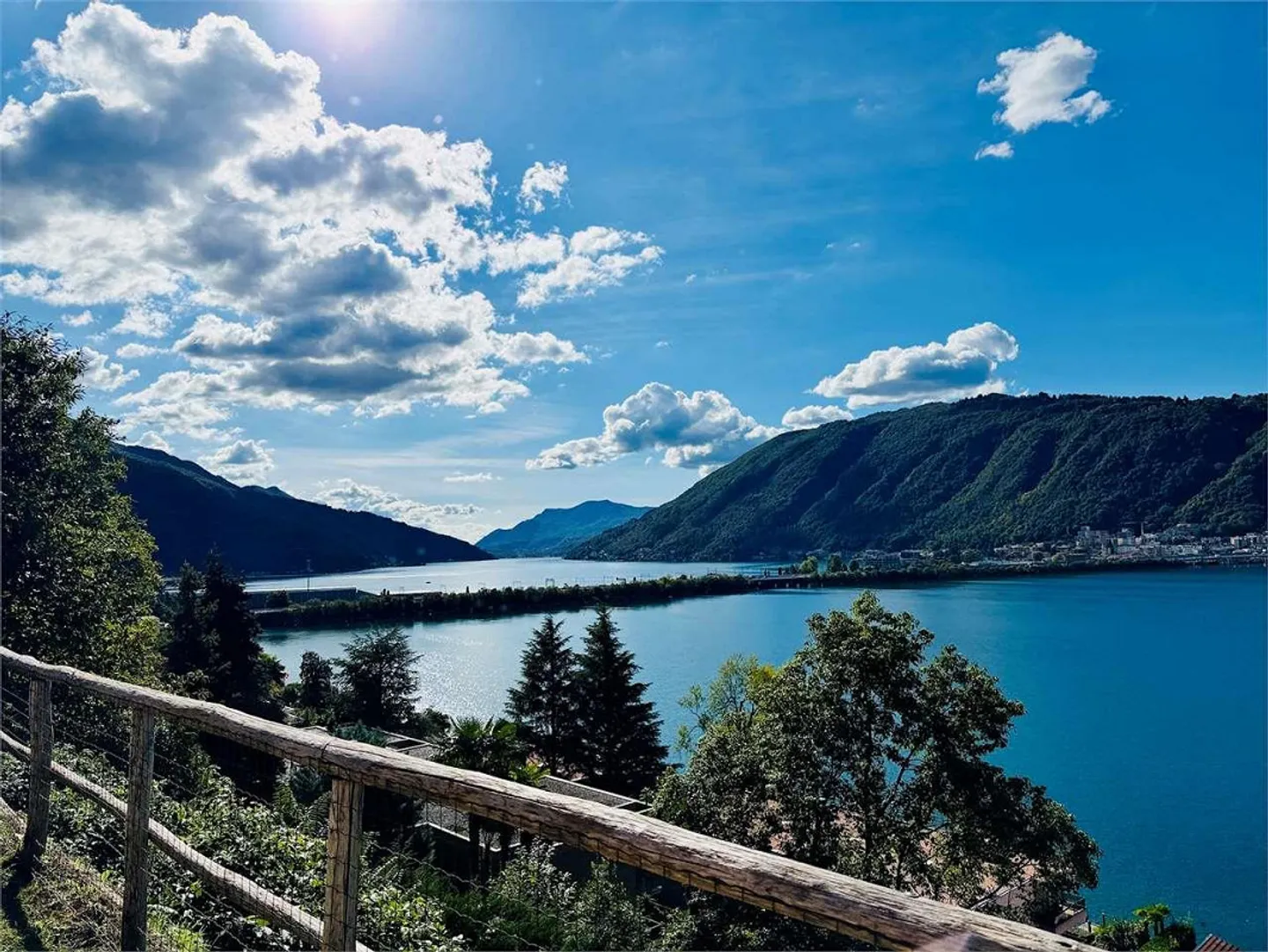 BISSONE - Spacieux 3.5 pièces avec vue imprenable sur le lac, piscine chauffée - Photo 1 sur 13
