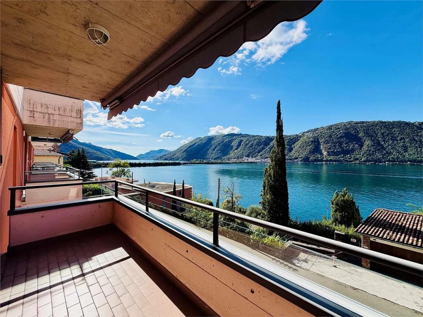 BISSONE - Spacieux 3.5 pièces avec vue imprenable sur le lac, piscine chauffée - Photo 11 sur 13