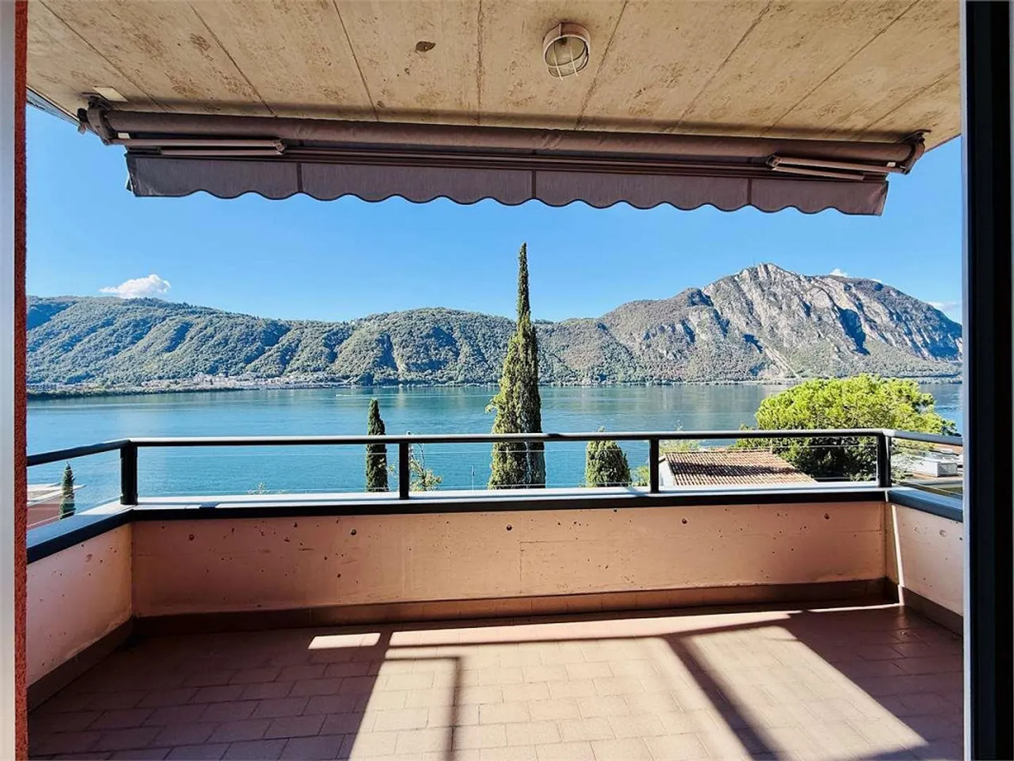 BISSONE - Spacieux 3.5 pièces avec vue imprenable sur le lac, piscine chauffée - Photo 6 sur 13