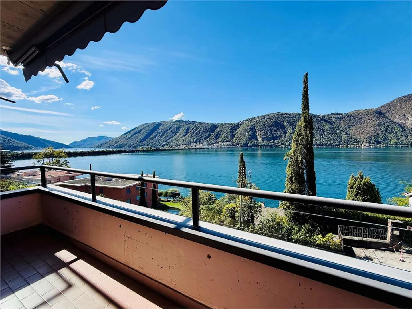 BISSONE - Spacieux 3.5 pièces avec vue imprenable sur le lac, piscine chauffée - Photo 7 sur 13