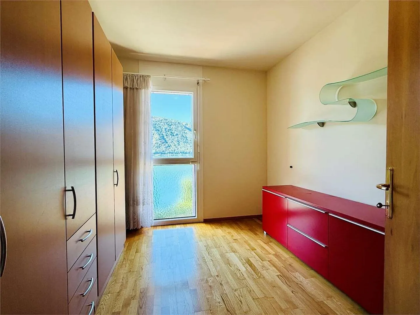 BISSONE - Spacieux 3.5 pièces avec vue imprenable sur le lac, piscine chauffée - Photo 8 sur 13