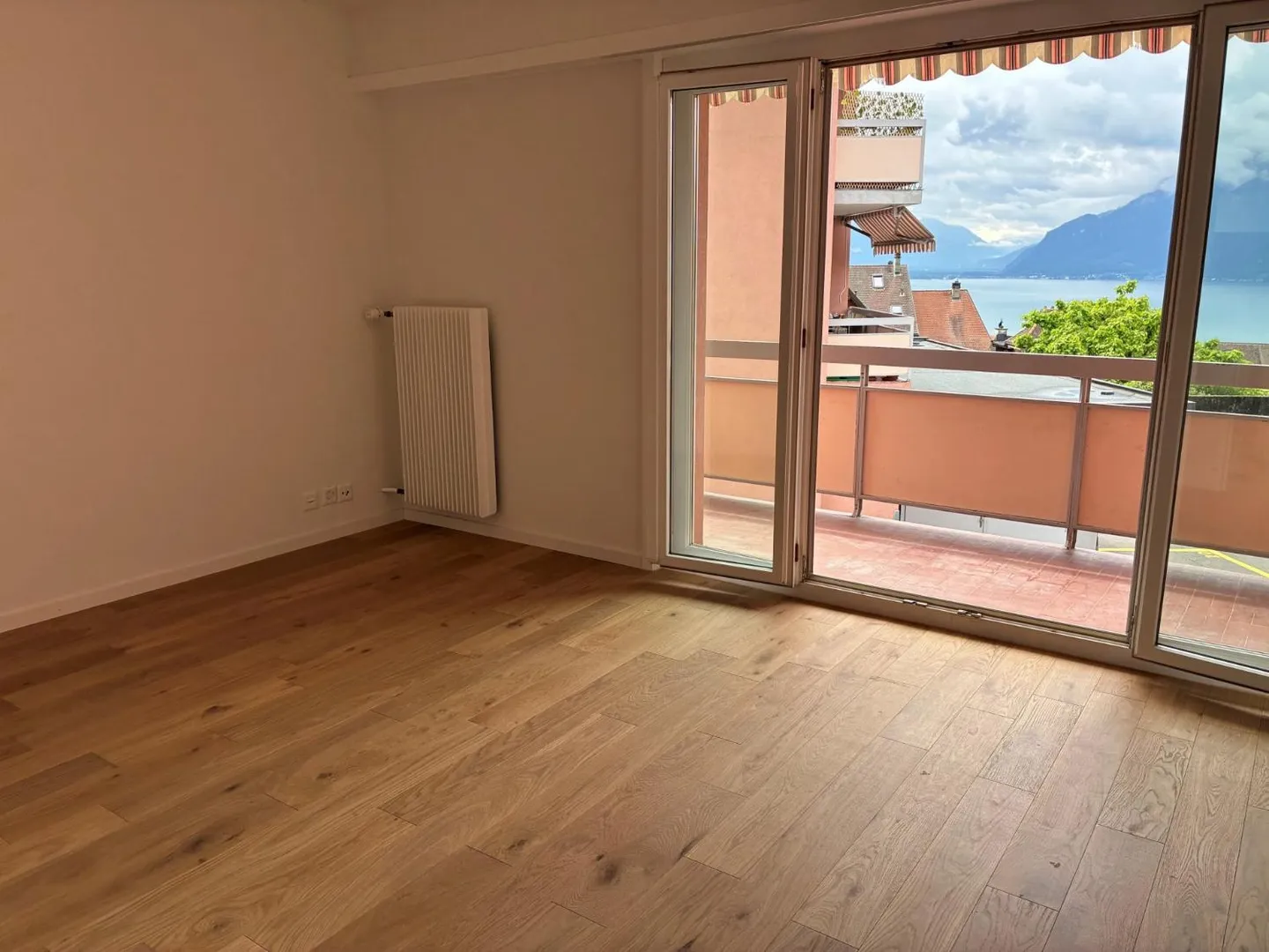 Schöne, vollständig renovierte Wohnung mit Blick auf den See und die Berge, gelegen in - Foto 2 von 7
