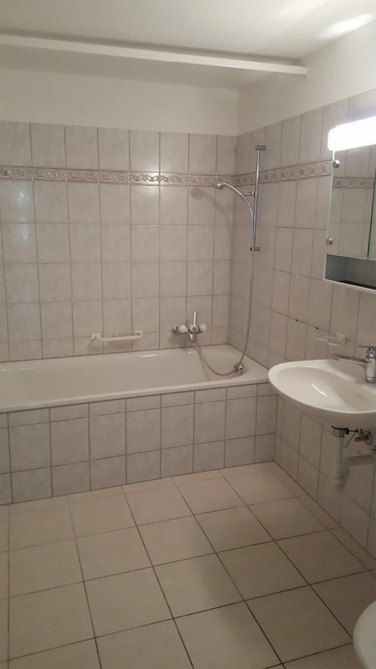 sonnige 3 1/2 Zimmer Wohnung mit Südbalkon - Foto 6 von 9