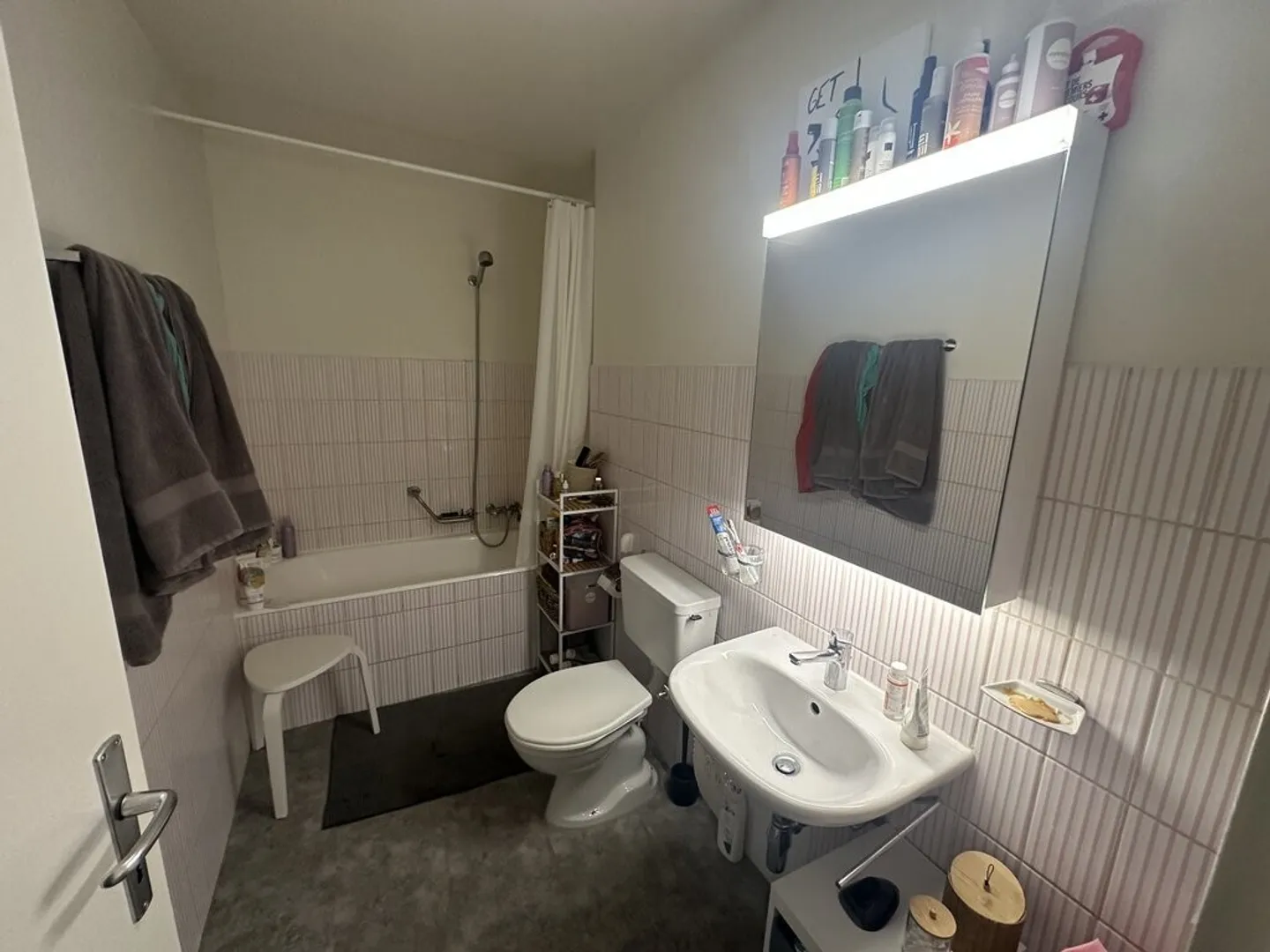 Refreshed 2-room apartment in the city center - Photo 2 of 5