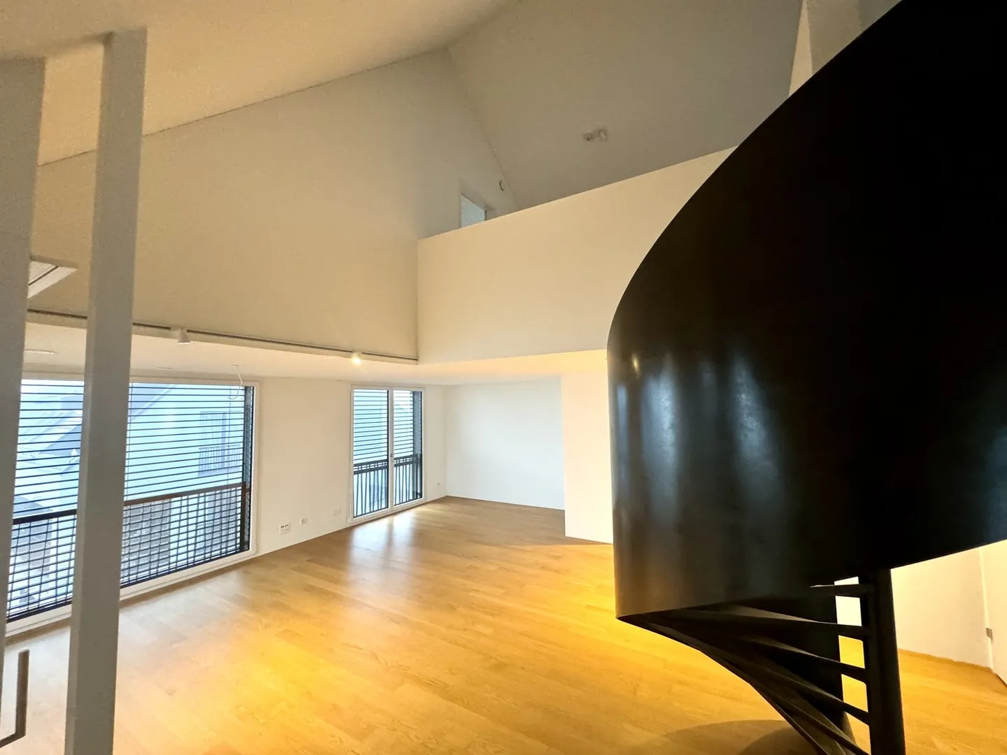 Appartement moderne de 3,5 pièces avec galerie et beaucoup d'espace - Photo 1 sur 10