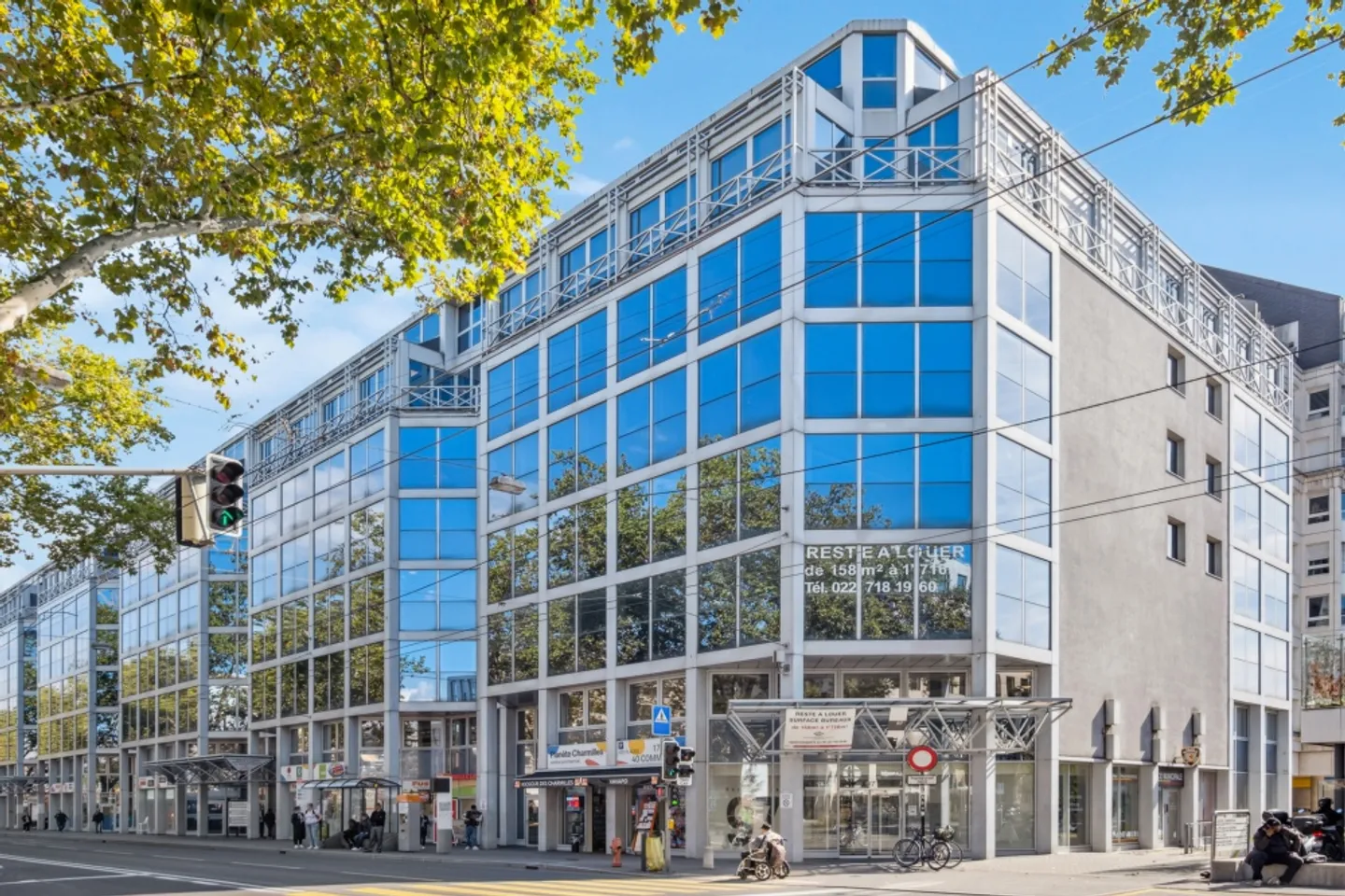 Das Gebäude wird von 2 Aufzügen bedient, gesicherter Zugang und mit Glasfaser ausgestattet - Foto 1 von 13