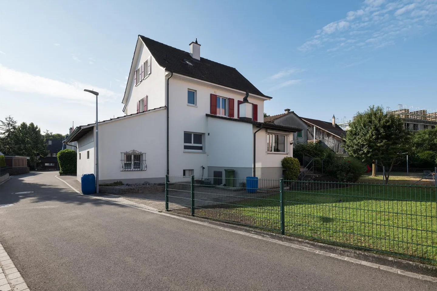 Casa unifamiliare di 5 stanze di 180 m2 nel centro del villaggio di Therwil vicino ai mezzi pubblici - Foto 2 di 12
