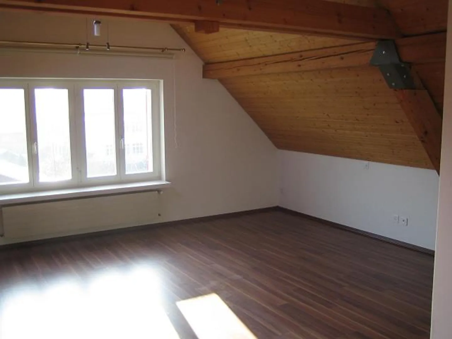 Casa unifamiliare di 5 stanze di 180 m2 nel centro del villaggio di Therwil vicino ai mezzi pubblici - Foto 5 di 12