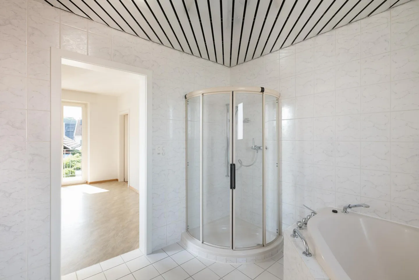 Casa unifamiliare di 5 stanze di 180 m2 nel centro del villaggio di Therwil vicino ai mezzi pubblici - Foto 7 di 12