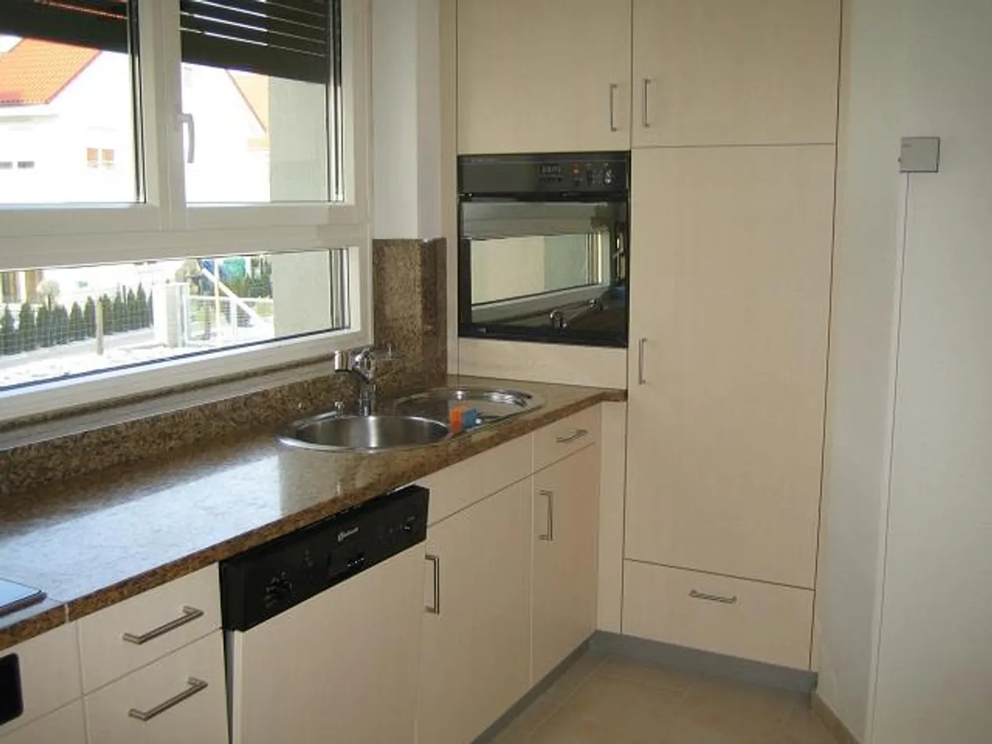 Casa unifamiliare di 5 stanze di 180 m2 nel centro del villaggio di Therwil vicino ai mezzi pubblici - Foto 4 di 12