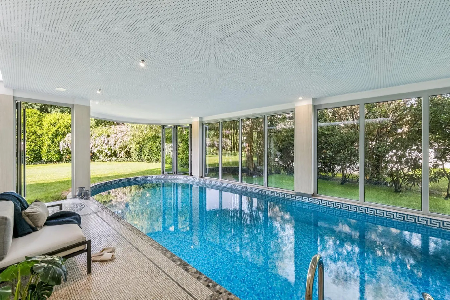 Expérience de vie exclusive avec piscine et jardin exceptionnel - Photo 14 sur 18
