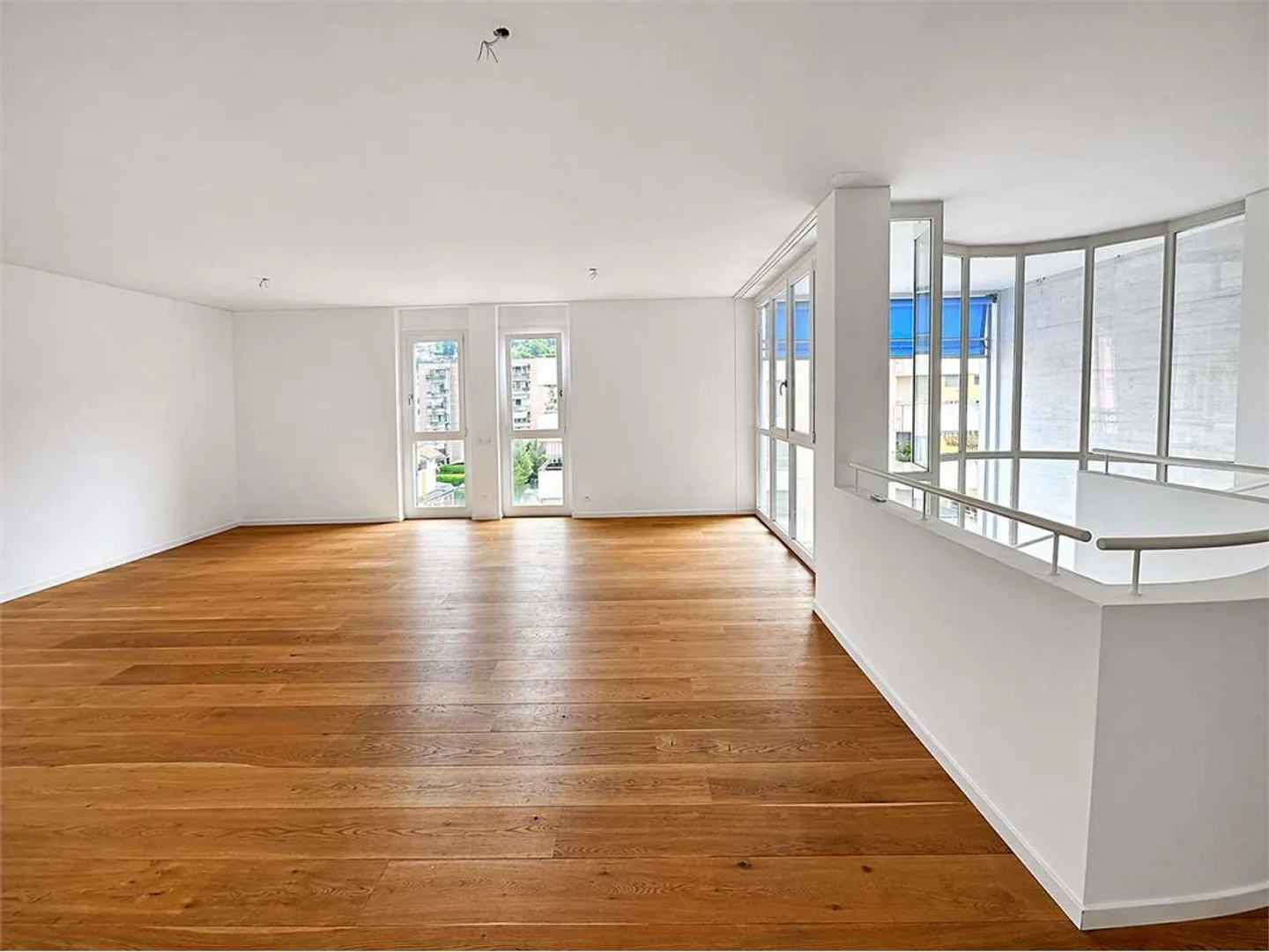 Exclusive 4.5-room duplex in the heart of Cassarate - Photo 4 of 11