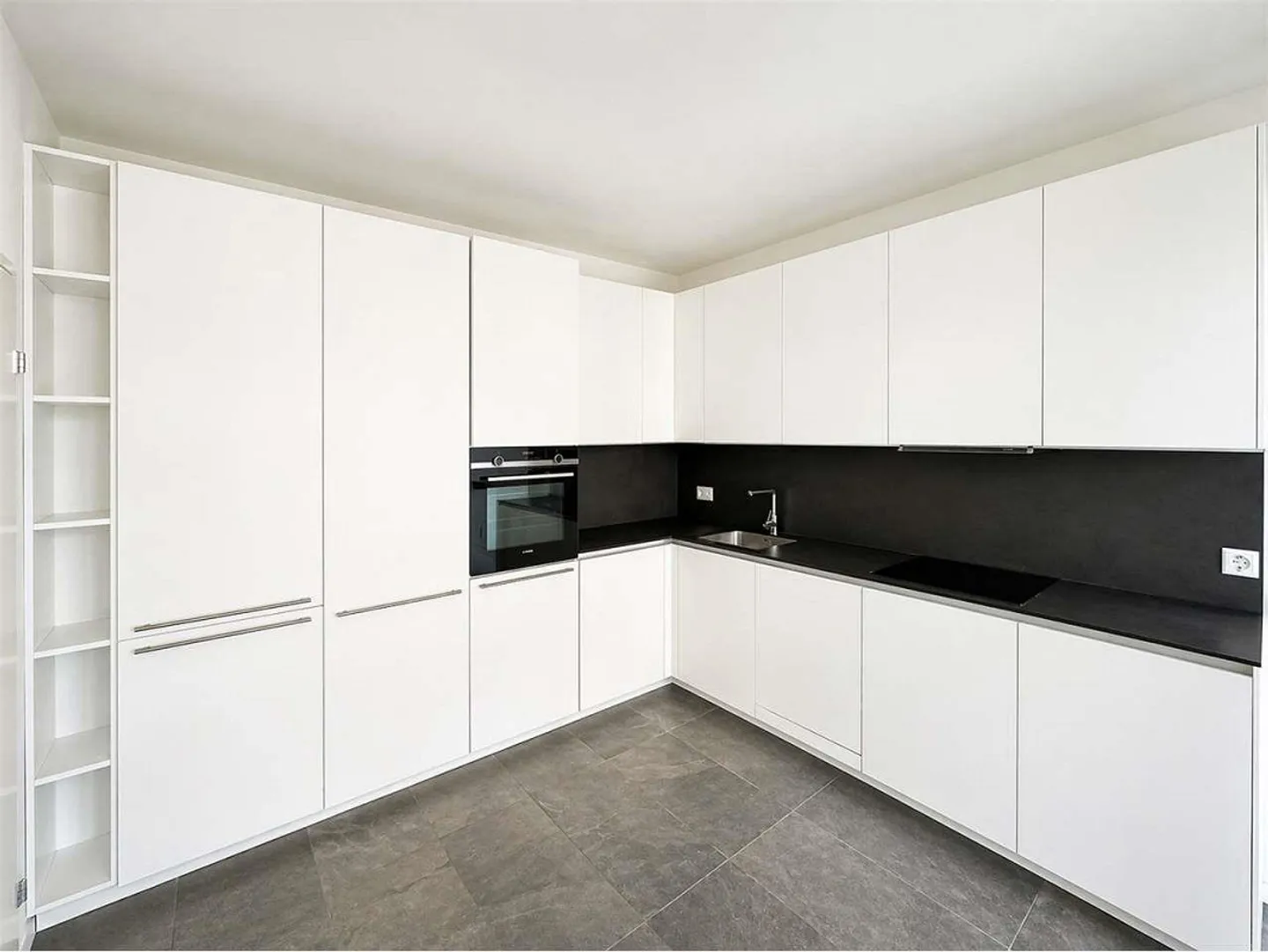 Exclusive 4.5-room duplex in the heart of Cassarate - Photo 6 of 11