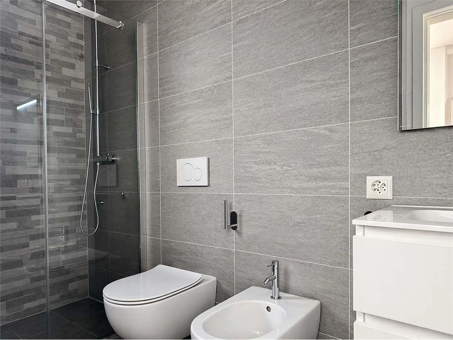 Exclusive 4.5-room duplex in the heart of Cassarate - Photo 10 of 11