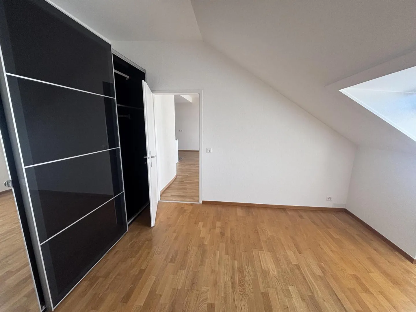 Appartement Charmant avec Vue sur le Lac - Photo 3 sur 4
