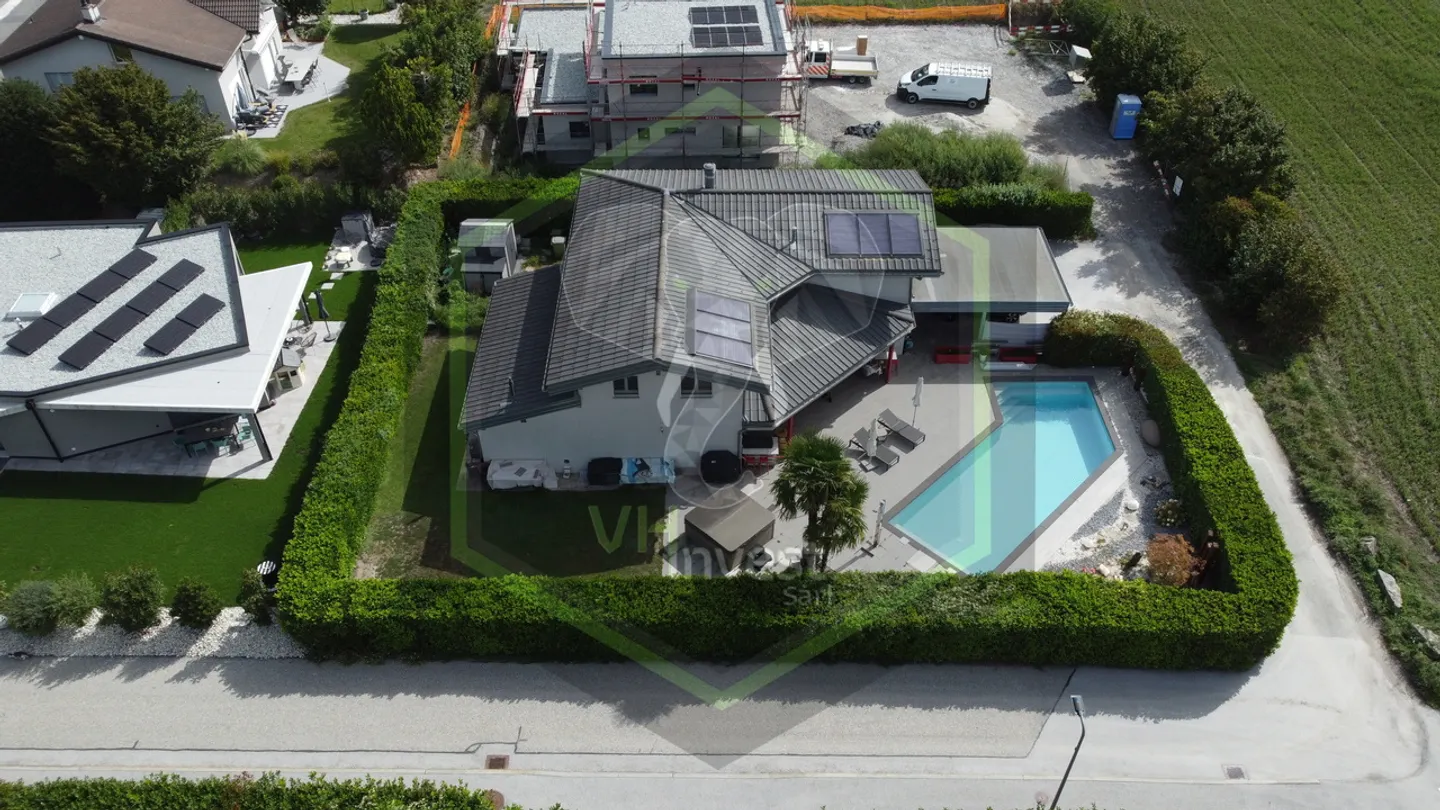 Villa contemporanea con piscina - Foto 1 di 9
