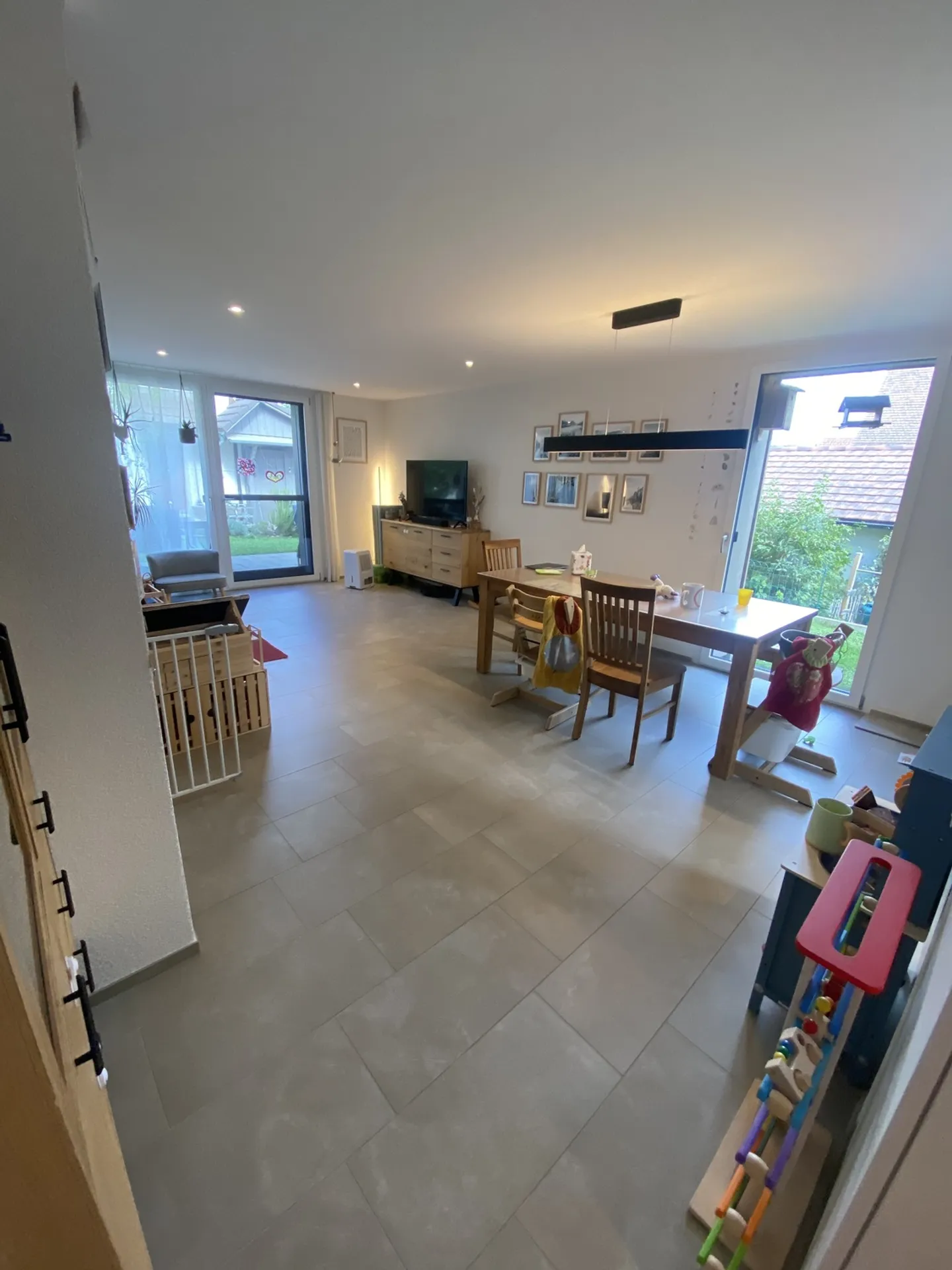 Maison familiale moderne avec jardin - Photo 1 sur 10