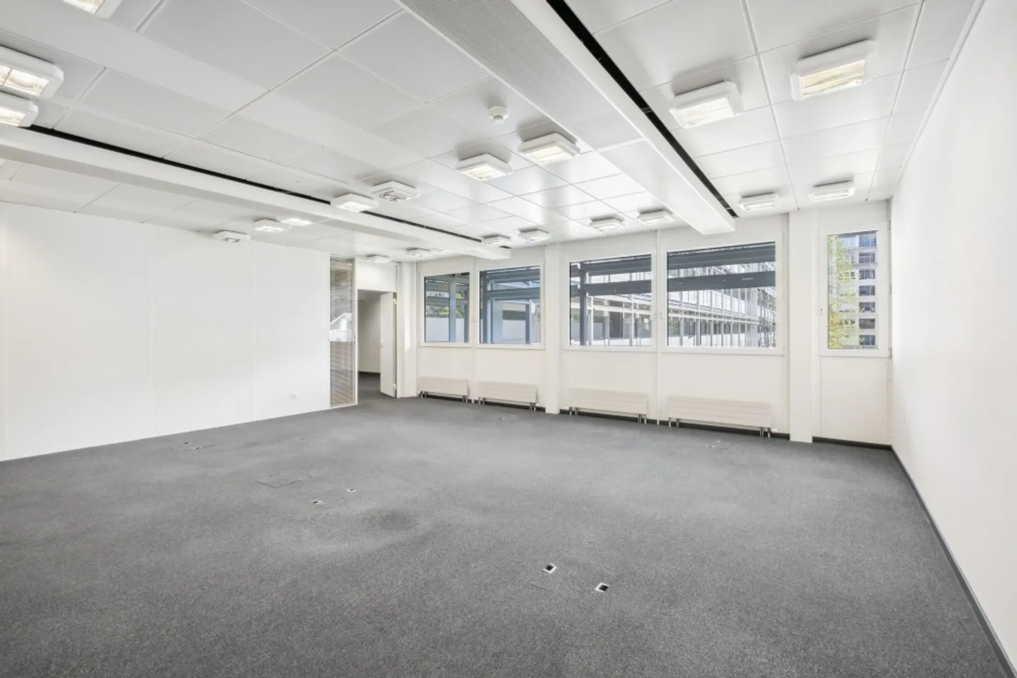 Das Gebäude wird von 2 Aufzügen bedient, gesicherter Zugang und mit Glasfaser ausgestattet - Foto 6 von 13