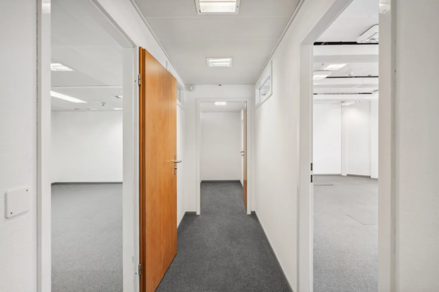Das Gebäude wird von 2 Aufzügen bedient, gesicherter Zugang und mit Glasfaser ausgestattet - Foto 7 von 13