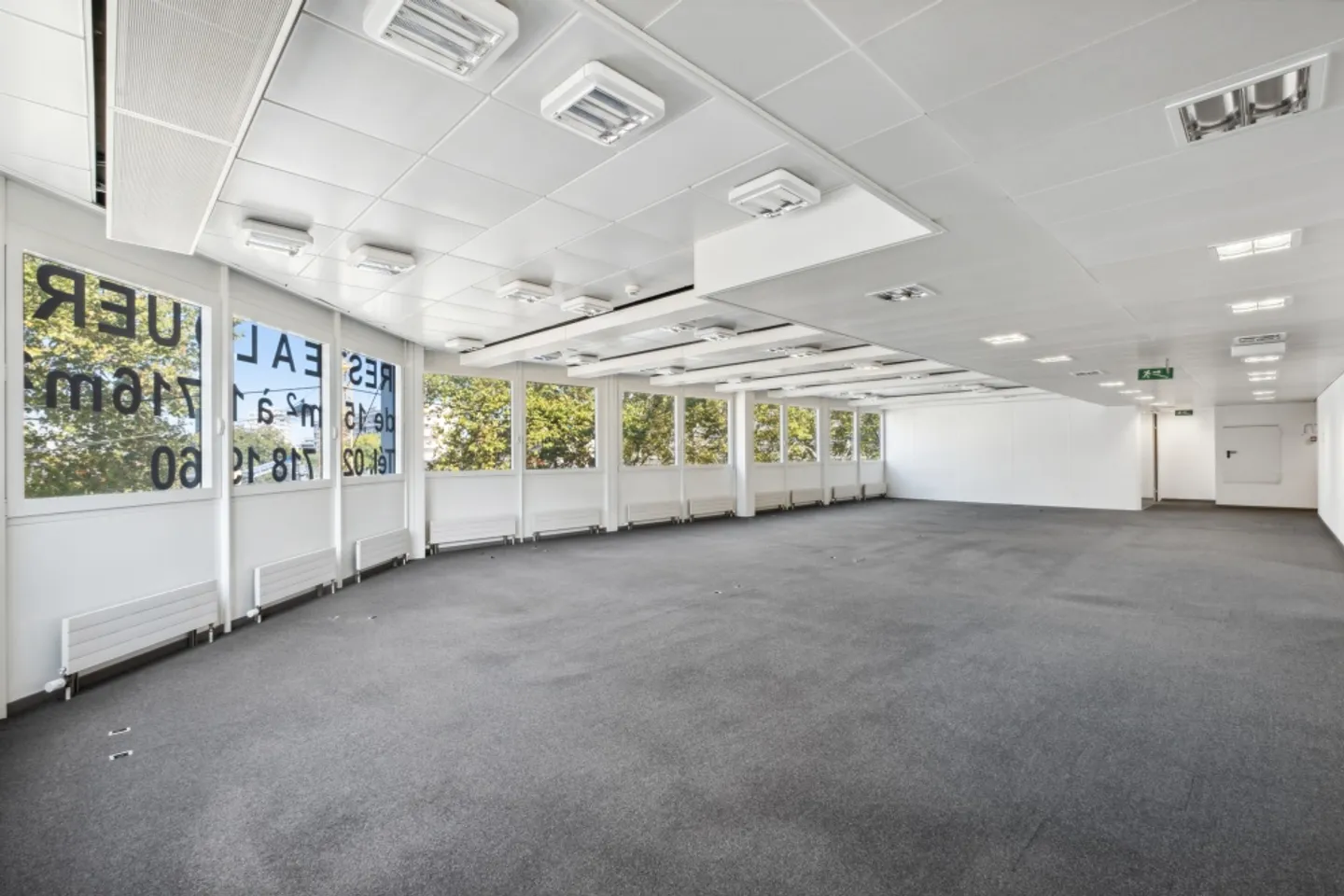 Das Gebäude wird von 2 Aufzügen bedient, gesicherter Zugang und mit Glasfaser ausgestattet - Foto 10 von 13
