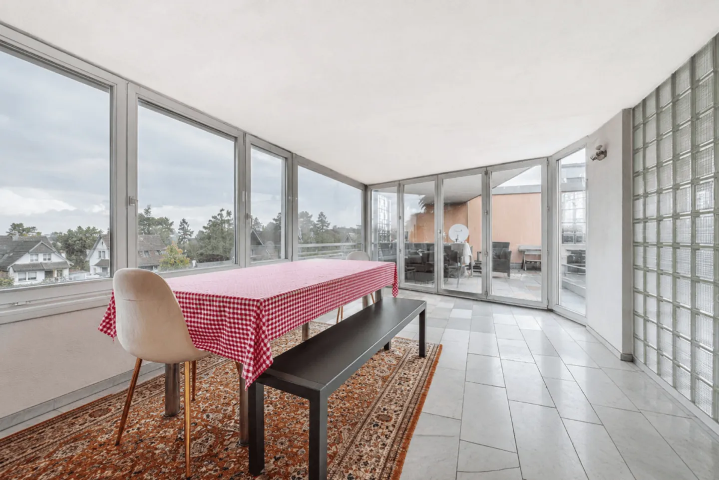 Appartement penthouse spacieux de 5,5 pièces avec vaste terrasse sur le toit et potentiel d'aménagement individuel - Photo 2 sur 10