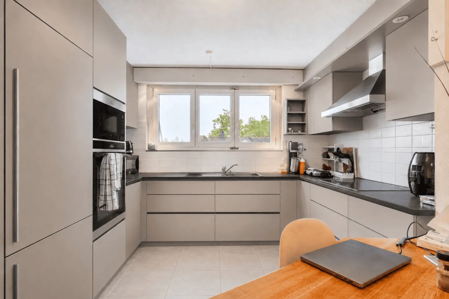 Appartement penthouse spacieux de 5,5 pièces avec vaste terrasse sur le toit et potentiel d'aménagement individuel - Photo 3 sur 10